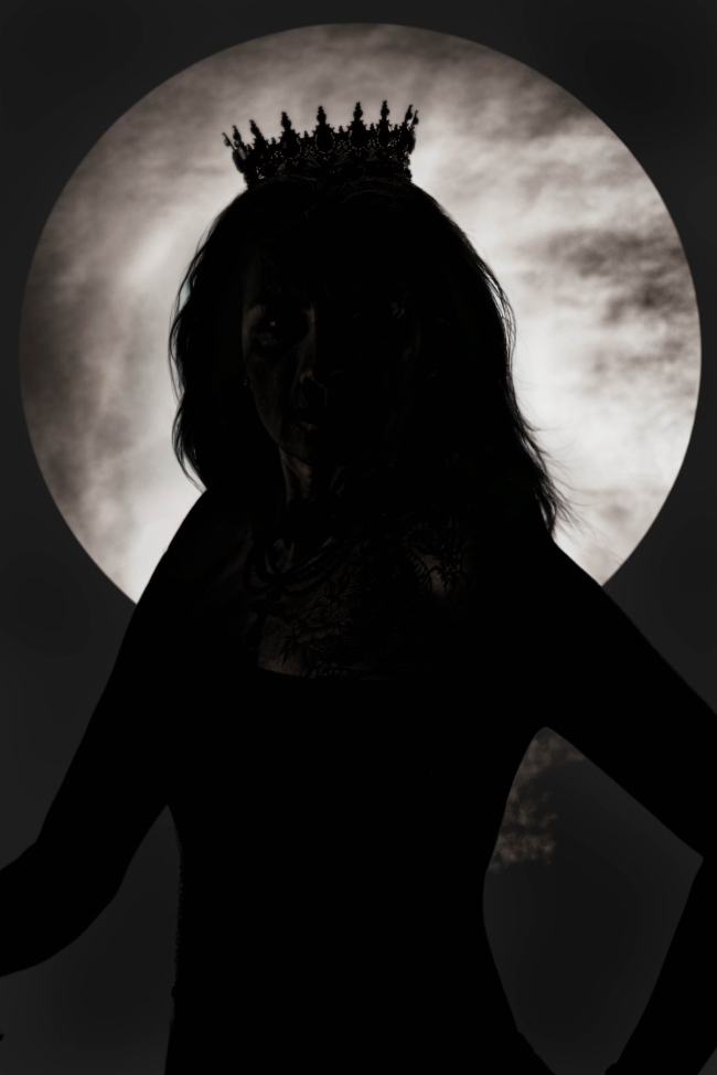 La Souveraine de l'ombre_ L'Apparition